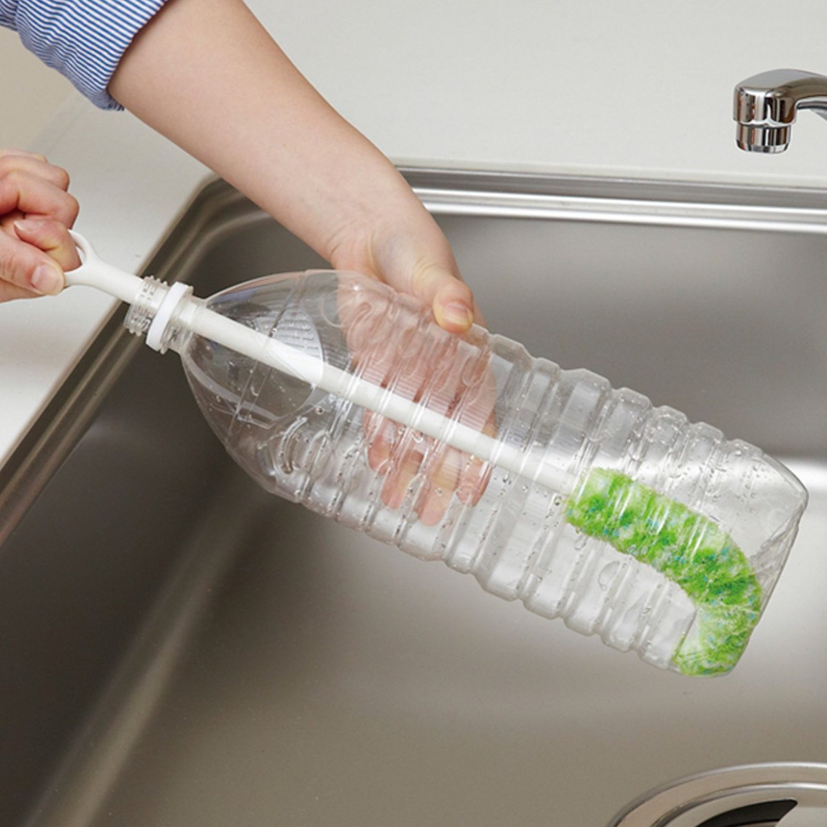 ボトル掃除 バスボンくん ペットボトルクリーナー 抗菌加工 水だけで落とせる ( ボトルブラシ ボトル 水筒 洗い 細口 スポンジ ロング バスボン 山崎産業 水筒ブラシ 柄つき キッチンブラシ ボトルスポンジ 水筒スポンジ コップ )