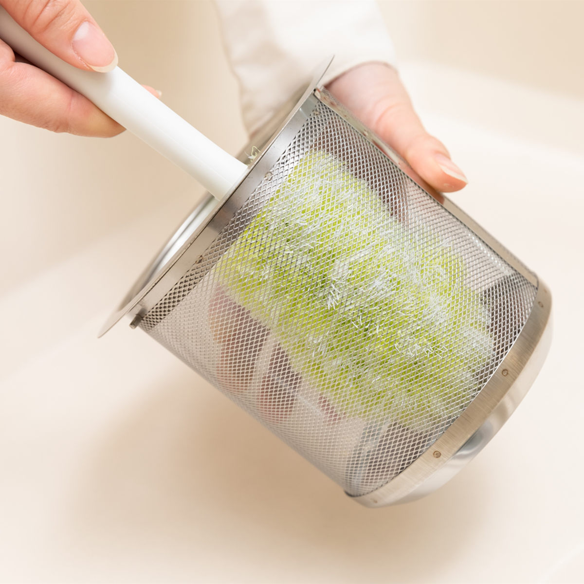 キッチン掃除 バスボンくん 排水口ブラシ シンク 抗菌加工 水だけで落とせる ( キッチンブラシ 排水口掃除 掃除用ブラシ 水回り ブラシ 排水口 バスボン 山崎産業 ハンディ 掃除用品 掃除グッズ お風呂掃除 台所掃除 )