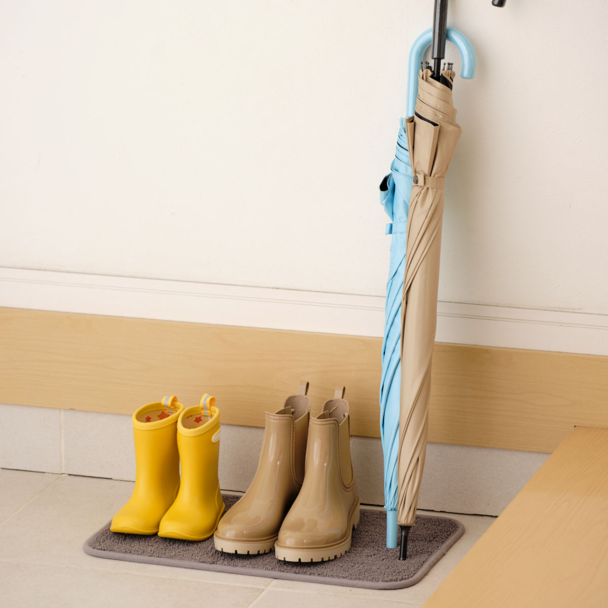 玄関マット 30×50 コンドル吸水玄関マット 屋内 ( 雨の日 マット 吸水マット コンパクト 速乾 マイクロファイバー 滑り止め 玄関 汚れ 雨 雪 泥水 梅雨 傘 長靴 室内マット 泥落とし 汚れ防止 敷き物 幅50cm 奥行30cm )