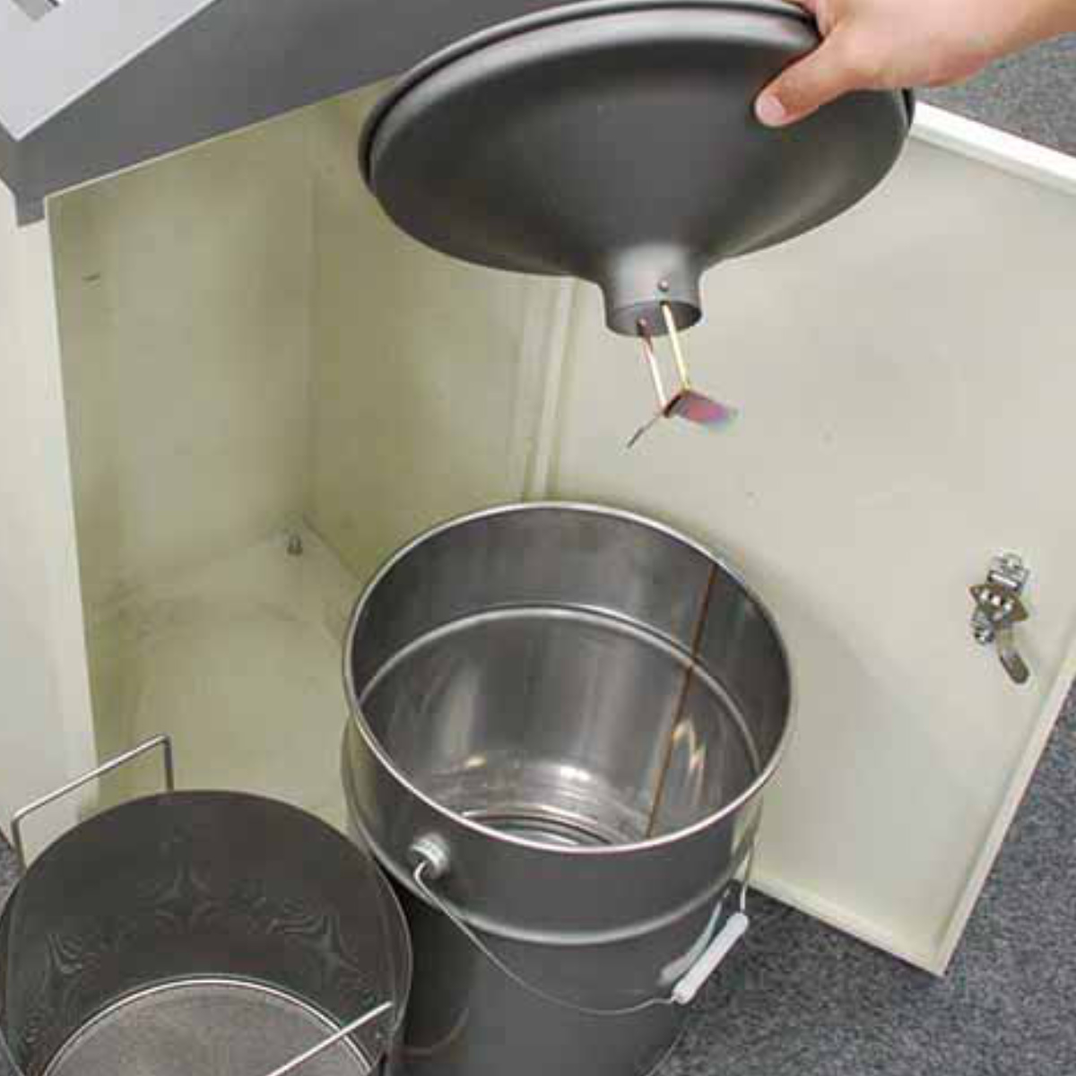 灰皿 スモーキング大容量タイプ J2 屋内用 ( 法人限定 山崎産業 屋内 スタンド灰皿 大容量 消煙機能付き 喫煙台 たばこ 喫煙所 日本製 タバコ 煙草 吸い殻 灰 業務用 吸い殻入れ ゴミ箱 お手入れ 簡単 )