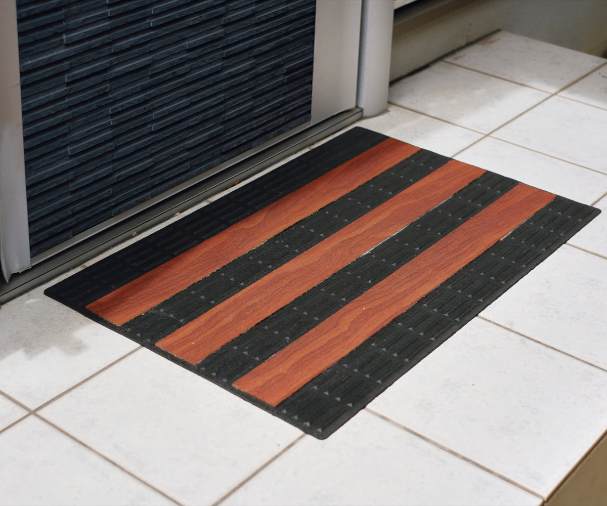 玄関マット 泥落とし 55cm×85cm 屋内・屋外兼用 エントランスマット ウッドボーダー ( 屋外 洗える 水洗い 弾力 マット ゴム 薄手 滑りにくい 幅85cm おしゃれ カフェ ベランダ デッキ テラス 玄関 外用 室内 ブラウン 木目調 )