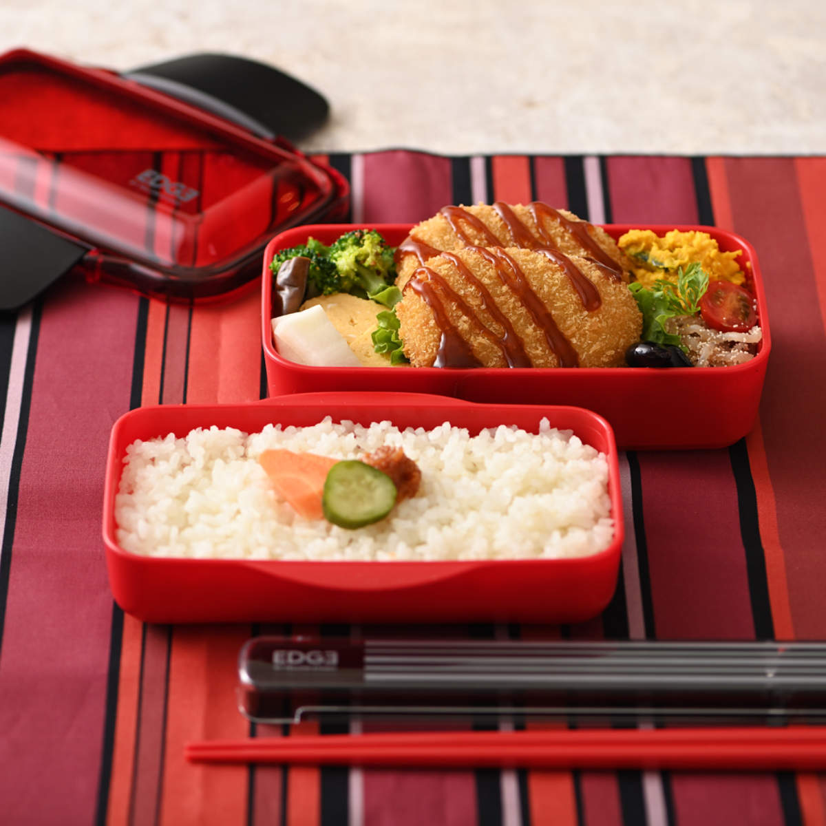 弁当箱 850ml 25EDGE ドーム2段ランチ ( お弁当箱 ランチボックス レンジ対応 食洗機対応 二段 ドーム蓋 2点ロック 男子 レンジOK 食洗機OK 弁当 お弁当 仕切り付き ドーム型 ふわっと 男性 日本製 ) 【ホワイト】 ホワイト