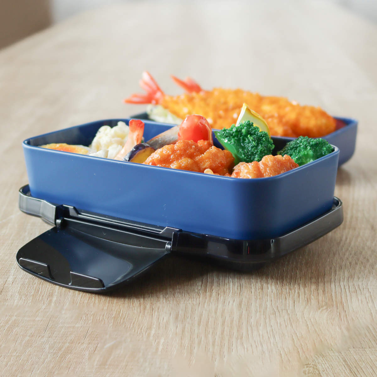 弁当箱 850ml 25EDGE ドーム2段ランチ ( お弁当箱 ランチボックス レンジ対応 食洗機対応 二段 ドーム蓋 2点ロック 男子 レンジOK 食洗機OK 弁当 お弁当 仕切り付き ドーム型 ふわっと 男性 日本製 ) 【ホワイト】 ホワイト