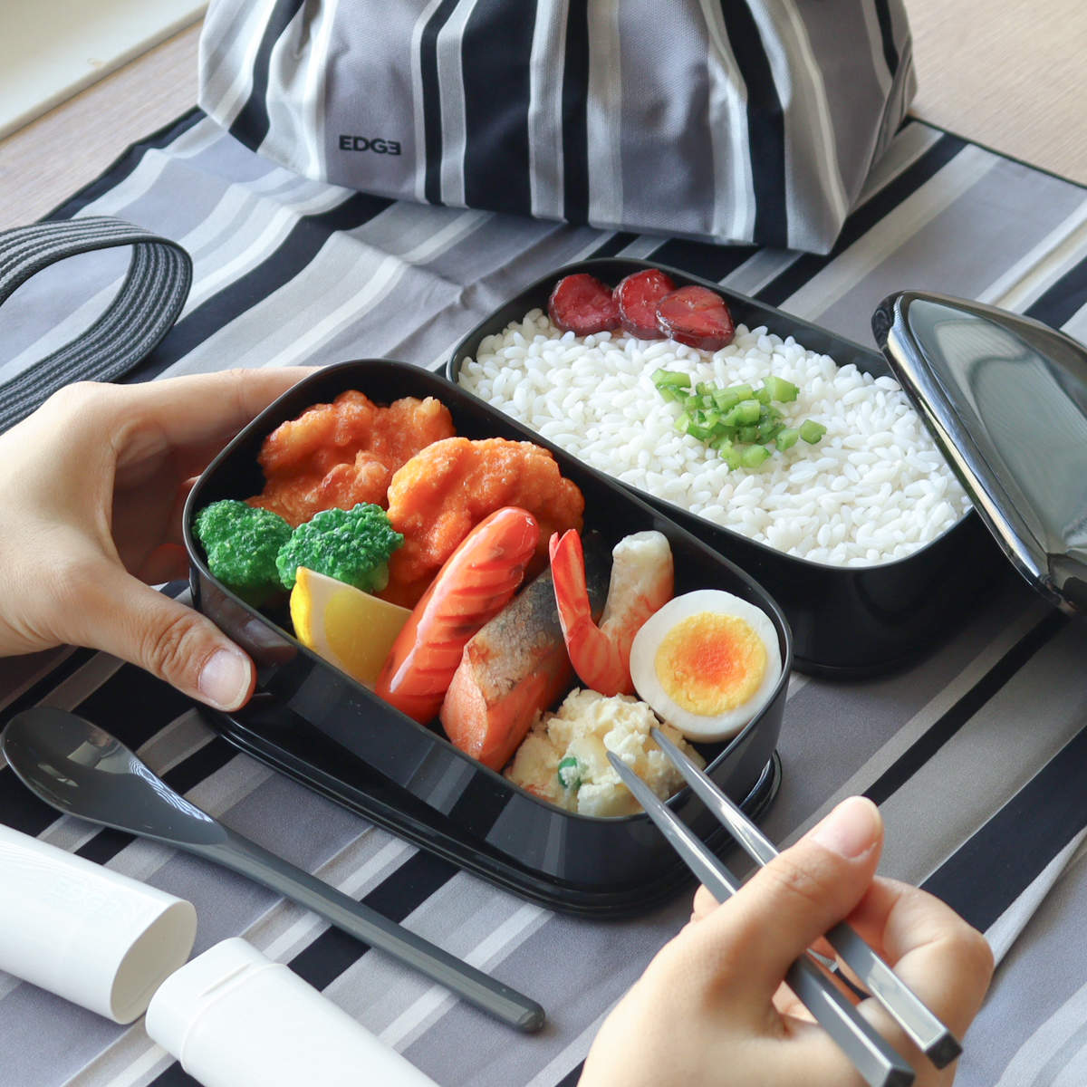 弁当箱 800ml 25EDGE オーバル2段ランチ ( お弁当箱 ランチボックス レンジ対応 食洗機対応 二段 男子 レンジOK 食洗機OK 弁当 お弁当 ランチベルト付き 大容量 男性 日本製 ) 【ブルー】 ブルー