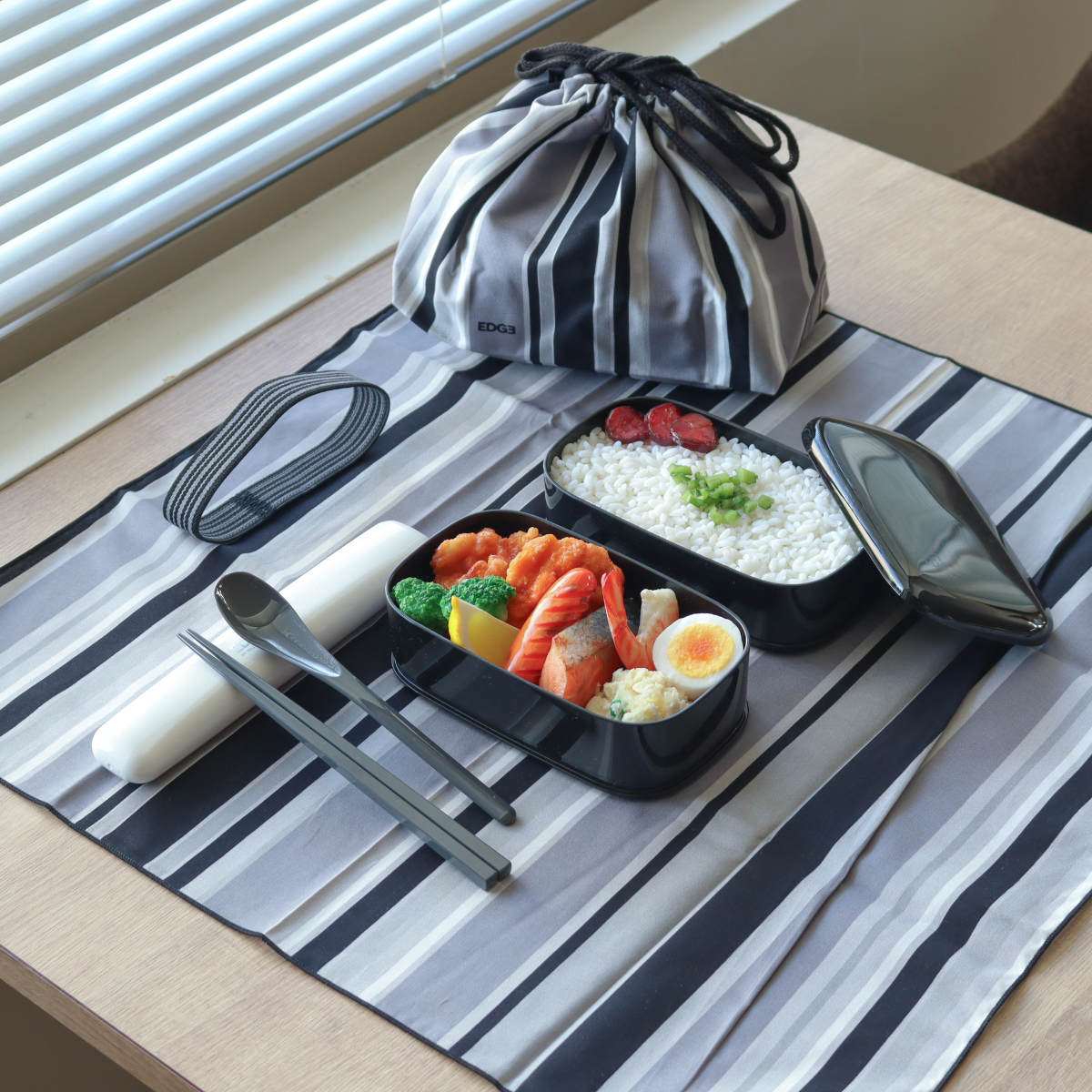 ランチクロス 25EDGE ( ナフキン ランチョンマット 弁当包み 三角巾 給食ナフキン 日本製 お弁当箱 弁当 弁当箱 包み 入れ 子供用 幼稚園 保育園 給食 キッズ 正方形 子供 ) 【ブラック】 ブラック