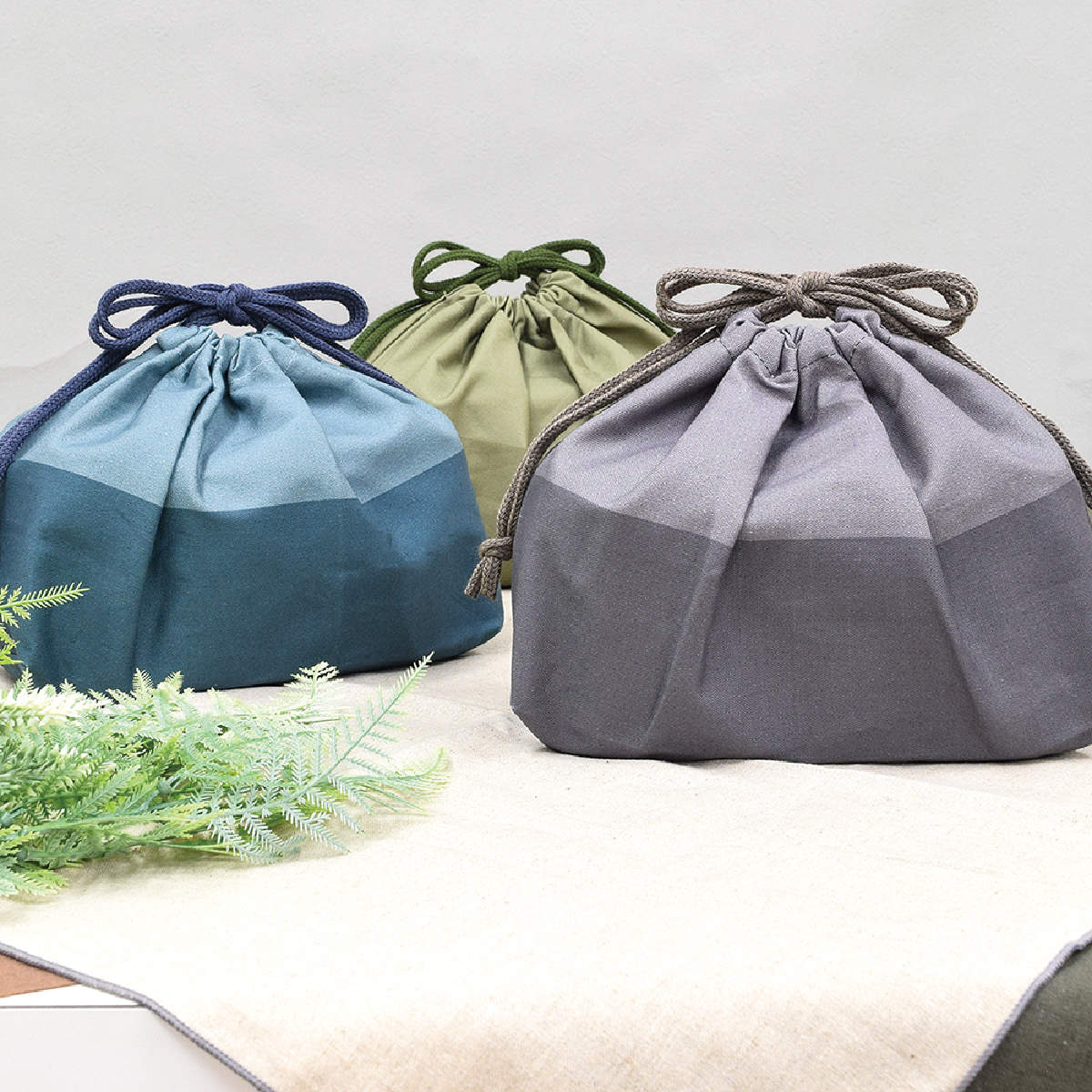 保冷ランチ巾着 モノクローム ( 保冷 保温 弁当袋 お弁当袋 ランチバッグ 巾着袋 お弁当入れ シンプル 給食袋 お弁当箱 弁当 袋 ランチ マチ付き 大人 子供 洗える 日本製 ) 【カーキ】 カーキ