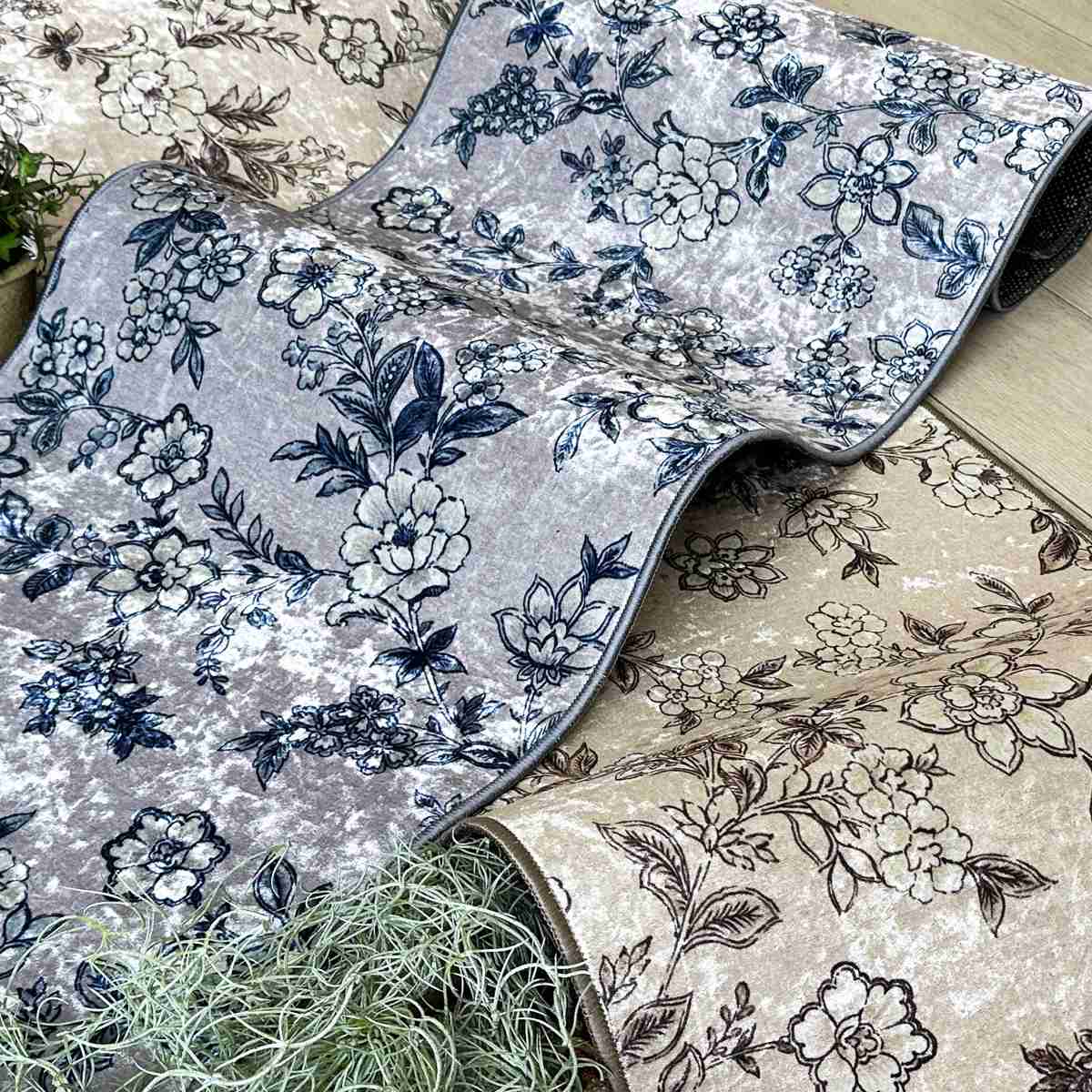 キッチンマット サラサ インテリアマット 45×120cm ( キッチン マット 台所マット キッチン用マット 洗える 床暖房対応 滑り止め加工 長方形 インテリア 花柄 光沢 すべり止め ズレにくい 丸洗い 掃除機 床暖房 フチ加工 ) 【ブルーグレー】 ブルーグレー