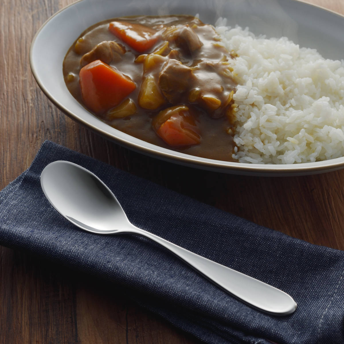 スプーン すくいやすいカレースプーン ( ステンレス 日本製 燕三条 カレー カトラリー 18cm おしゃれ シンプル 食事 メイン料理 シチュー ご飯 オムライス ステンレス製 )