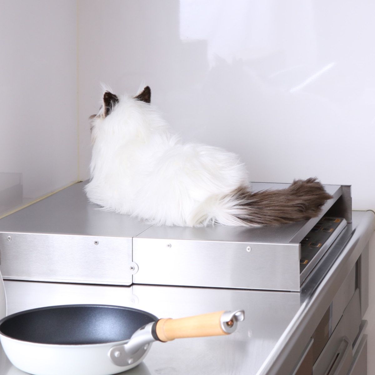 コンロカバー 折りたたみ式 ステンレス スーパーエンボスコンロカバー 60cm用 ( 日本製 レンジカバー ガスコンロカバー ガスレンジカバー 猫 コンロ ネコ 飛び乗り いたずら防止 油ハネガード 目隠し 作業台 ステンレスカバー )