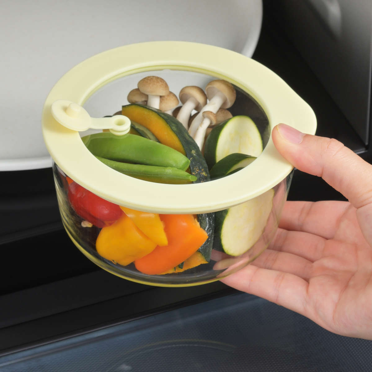 保存容器 電子レンジ対応 グラスコンテナ 500ml ライトイエロー ( ガラス 耐熱ガラス 密閉 食洗機対応 オーブン対応 冷蔵 冷凍 ガラス容器 食品保存 容器 耐熱容器 丸型 弁当箱 キャニスター 持ち運び 蓋付き 蒸気弁 )