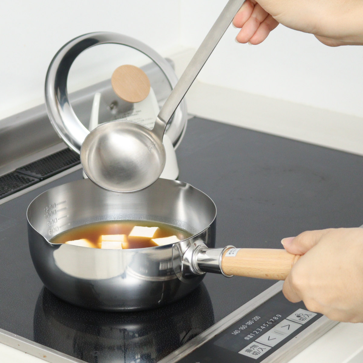 片手鍋 18cm IH対応 ソースパン 見える!木柄ソースパン ( ガス火対応 オール熱源対応 雪平鍋 行平鍋 ガラス蓋付き 燕三条 18センチ 注ぎ口付き ゆきひら鍋 なべ お鍋 木柄 ステンレス製雪平鍋 両口鍋 目盛り付き 調理器具 )