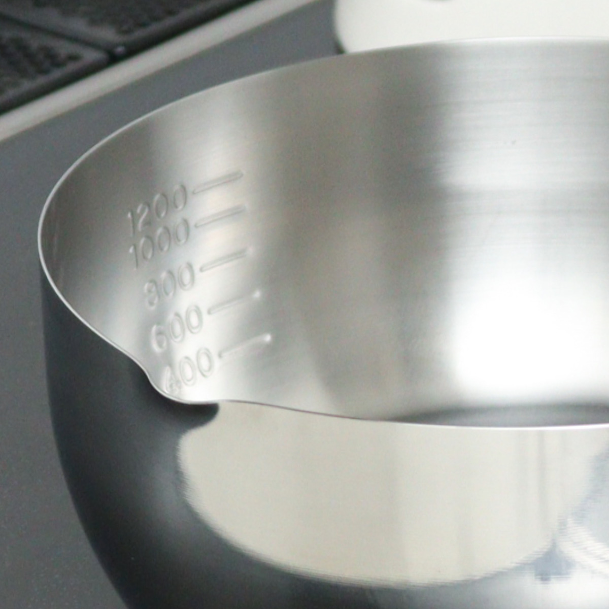 片手鍋 18cm IH対応 ソースパン 見える!木柄ソースパン ( ガス火対応 オール熱源対応 雪平鍋 行平鍋 ガラス蓋付き 燕三条 18センチ 注ぎ口付き ゆきひら鍋 なべ お鍋 木柄 ステンレス製雪平鍋 両口鍋 目盛り付き 調理器具 )