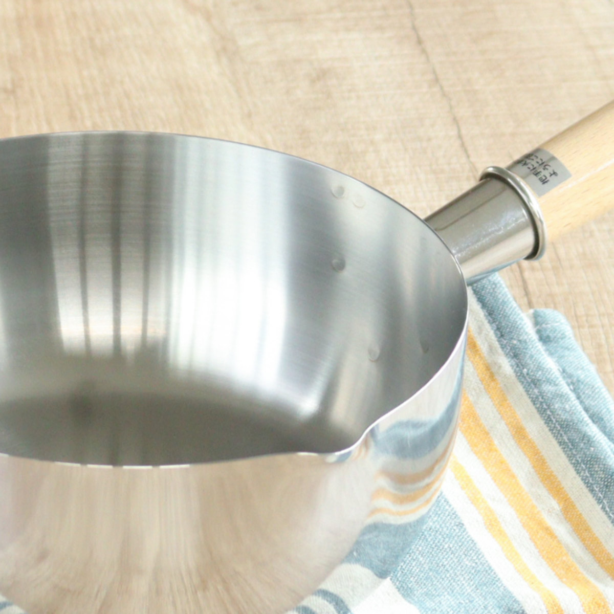 片手鍋 18cm IH対応 ソースパン 見える!木柄ソースパン ( ガス火対応 オール熱源対応 雪平鍋 行平鍋 ガラス蓋付き 燕三条 18センチ 注ぎ口付き ゆきひら鍋 なべ お鍋 木柄 ステンレス製雪平鍋 両口鍋 目盛り付き 調理器具 )