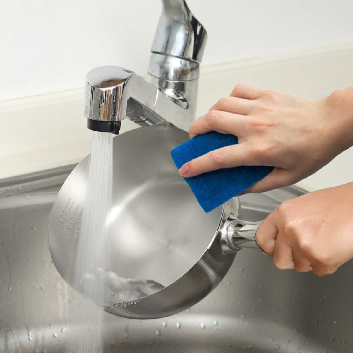 片手鍋 18cm IH対応 ソースパン 見える!木柄ソースパン ( ガス火対応 オール熱源対応 雪平鍋 行平鍋 ガラス蓋付き 燕三条 18センチ 注ぎ口付き ゆきひら鍋 なべ お鍋 木柄 ステンレス製雪平鍋 両口鍋 目盛り付き 調理器具 )