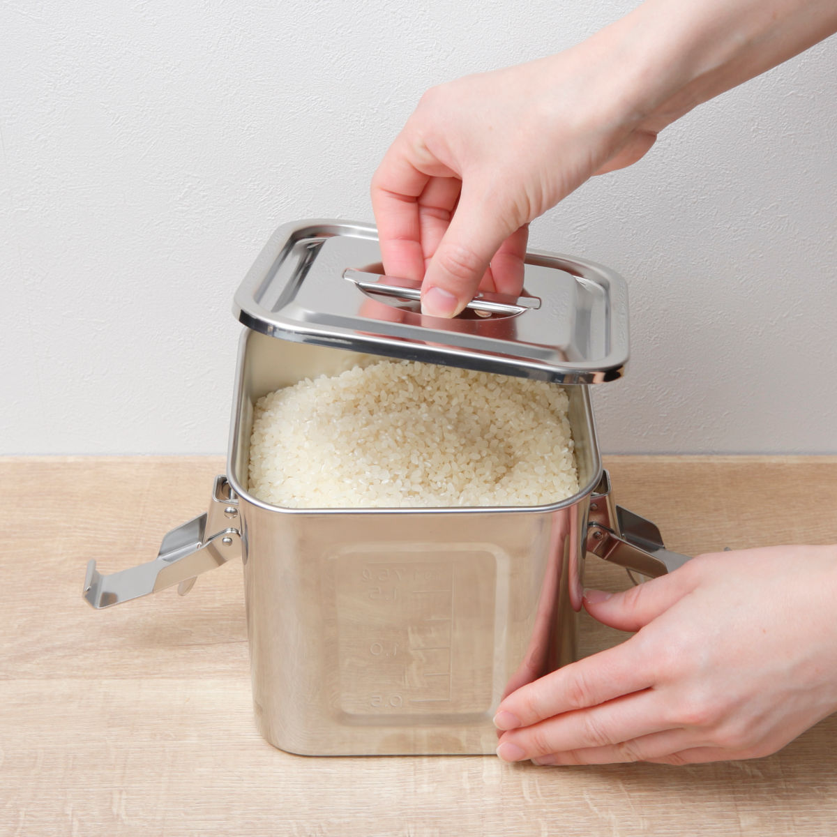米びつ 2kg 角型 キッチンポット パッキン フック付 13.5cm ステンレス製 ( 米櫃 ライス缶 保存容器 ステンレス 日本製 ライスストッカー 冷蔵庫 お米 タレ 調味料 だし 保存 収納 目盛り シンク下 少量 ロック おしゃれ 2.3L )