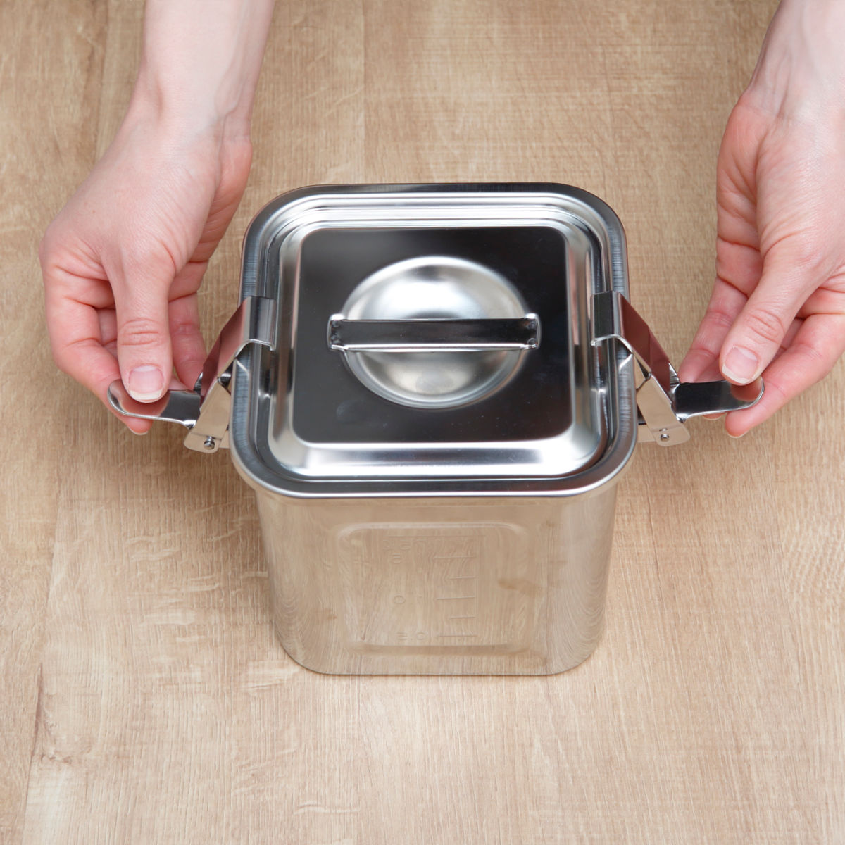 米びつ 2kg 角型 キッチンポット パッキン フック付 13.5cm ステンレス製 ( 米櫃 ライス缶 保存容器 ステンレス 日本製 ライスストッカー 冷蔵庫 お米 タレ 調味料 だし 保存 収納 目盛り シンク下 少量 ロック おしゃれ 2.3L )