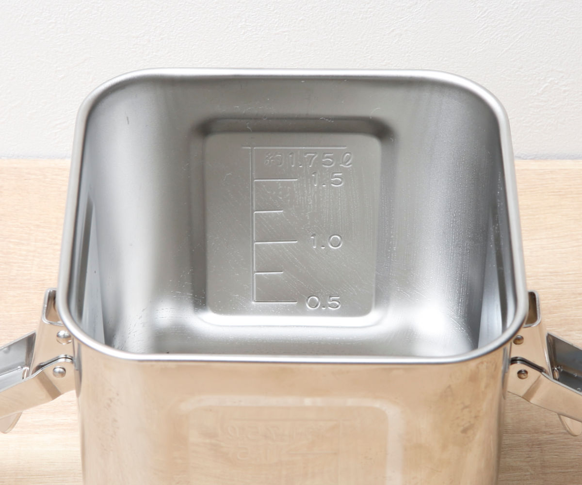 米びつ 2kg 角型 キッチンポット パッキン フック付 13.5cm ステンレス製 ( 米櫃 ライス缶 保存容器 ステンレス 日本製 ライスストッカー 冷蔵庫 お米 タレ 調味料 だし 保存 収納 目盛り シンク下 少量 ロック おしゃれ 2.3L )