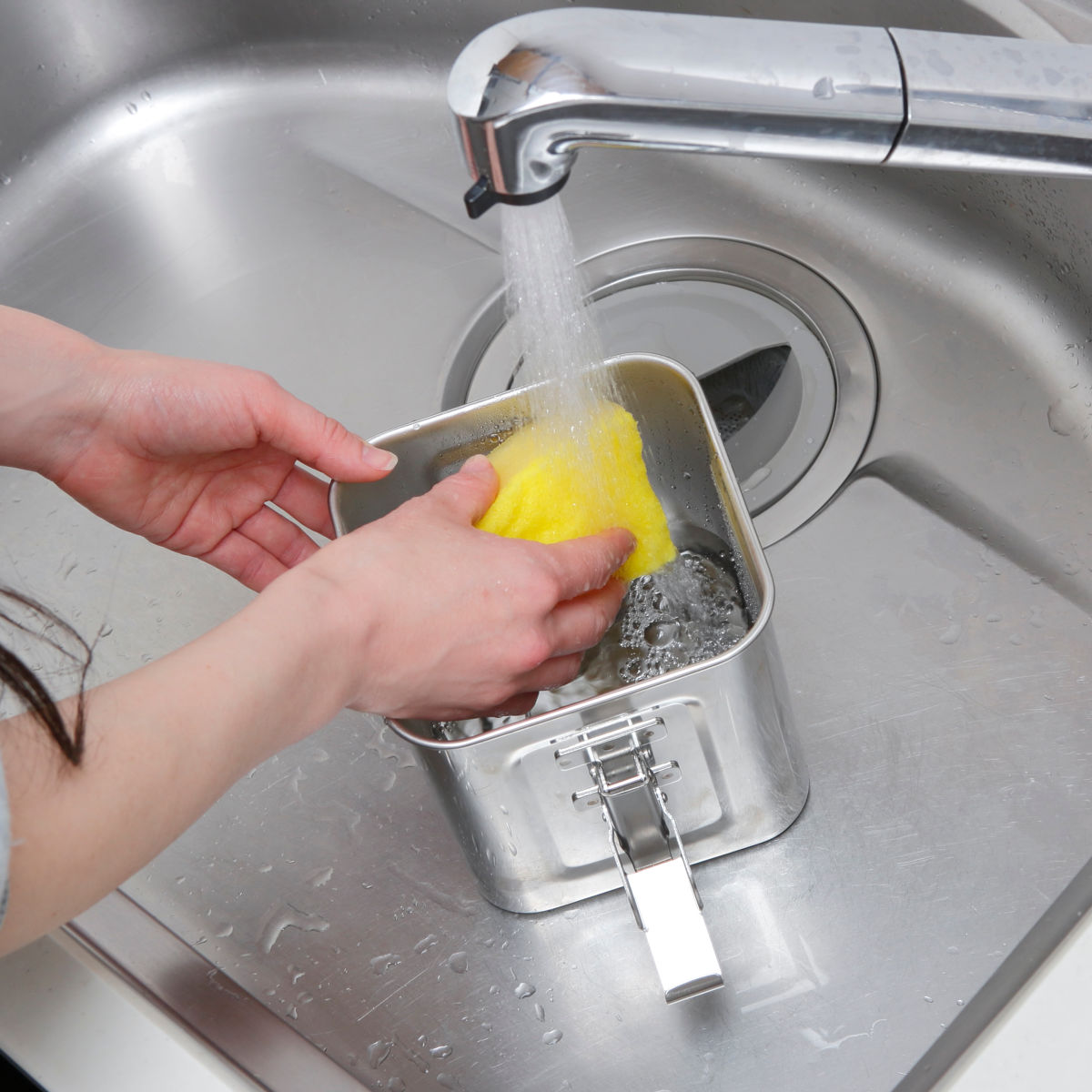 米びつ 2kg 角型 キッチンポット パッキン フック付 13.5cm ステンレス製 ( 米櫃 ライス缶 保存容器 ステンレス 日本製 ライスストッカー 冷蔵庫 お米 タレ 調味料 だし 保存 収納 目盛り シンク下 少量 ロック おしゃれ 2.3L )