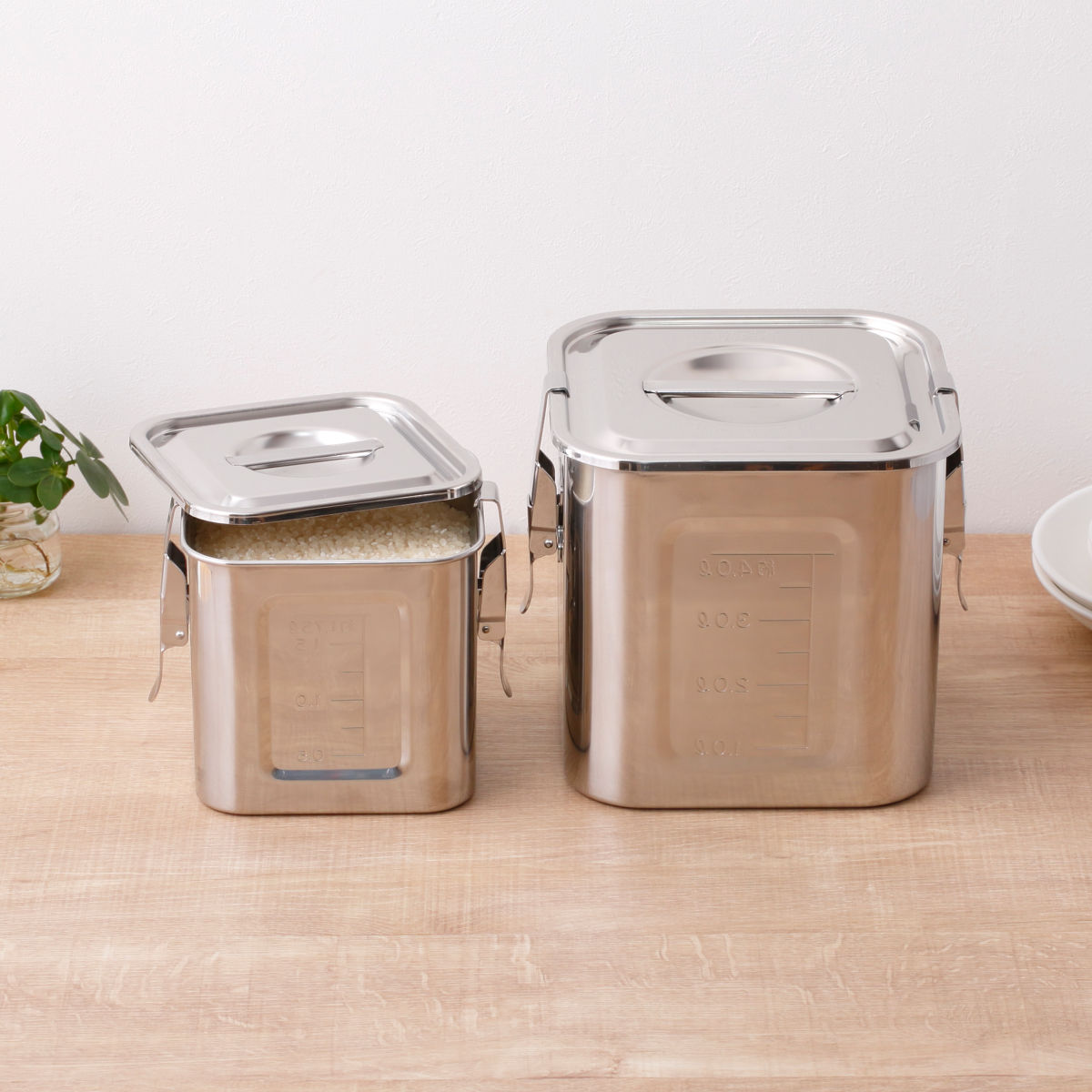 米びつ 2kg 角型 キッチンポット パッキン フック付 13.5cm ステンレス製 ( 米櫃 ライス缶 保存容器 ステンレス 日本製 ライスストッカー 冷蔵庫 お米 タレ 調味料 だし 保存 収納 目盛り シンク下 少量 ロック おしゃれ 2.3L )