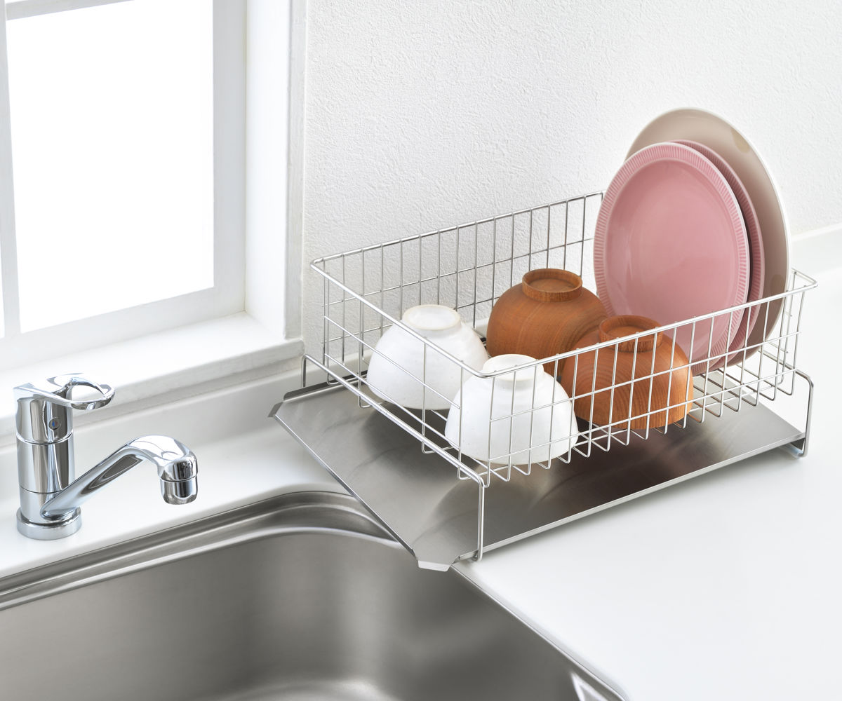 水切りラック 縦横左右に置ける 水切り 排水式 ( 水切りかご ステンレス シンク横 食器乾燥ラック 日本製 バスケット ラック 皿立て ディッシュラック 受け皿 流れる サビにくい 丈夫 )