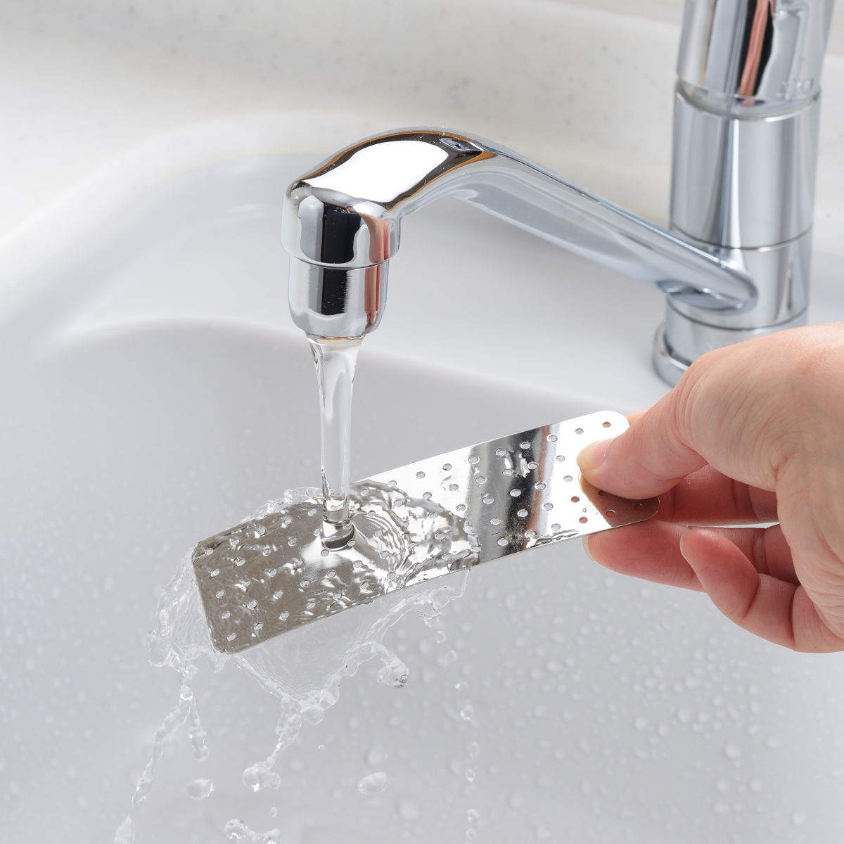 水切りラック 縦横左右に置ける 水切り 箸立て付き 排水式 ( 水切りかご ステンレス シンク横 食器乾燥ラック 日本製 バスケット ラック 皿立て ディッシュラック カトラリーポケット 受け皿 流れる サビにくい 丈夫 )