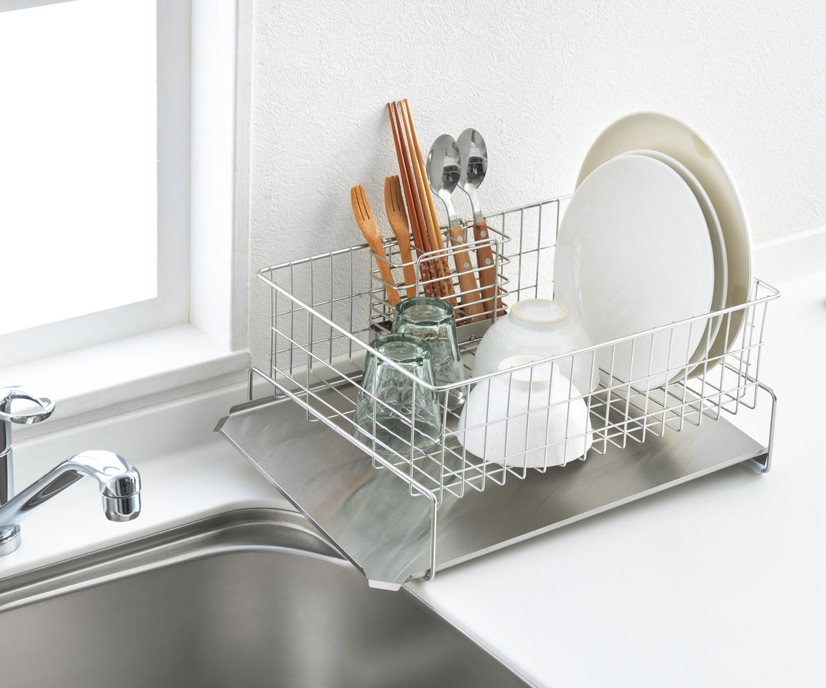 水切りラック 縦横左右に置ける 水切り 箸立て付き 排水式 ( 水切りかご ステンレス シンク横 食器乾燥ラック 日本製 バスケット ラック 皿立て ディッシュラック カトラリーポケット 受け皿 流れる サビにくい 丈夫 )
