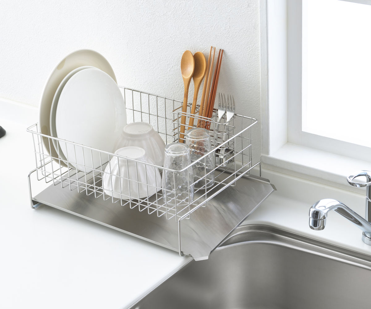 水切りラック 縦横左右に置ける 水切り 箸立て付き 排水式 ( 水切りかご ステンレス シンク横 食器乾燥ラック 日本製 バスケット ラック 皿立て ディッシュラック カトラリーポケット 受け皿 流れる サビにくい 丈夫 )