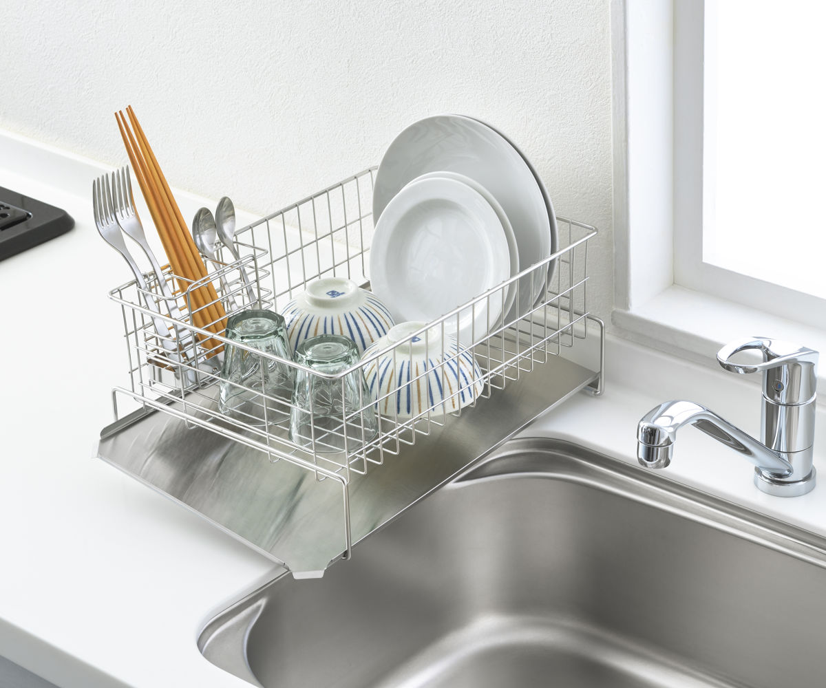 水切りラック 縦横左右に置ける 水切り 箸立て付き 排水式 ( 水切りかご ステンレス シンク横 食器乾燥ラック 日本製 バスケット ラック 皿立て ディッシュラック カトラリーポケット 受け皿 流れる サビにくい 丈夫 )
