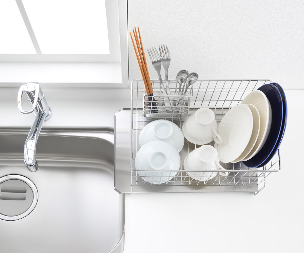 水切りラック 縦横左右に置ける 水切り 箸立て付き 排水式 ( 水切りかご ステンレス シンク横 食器乾燥ラック 日本製 バスケット ラック 皿立て ディッシュラック カトラリーポケット 受け皿 流れる サビにくい 丈夫 )