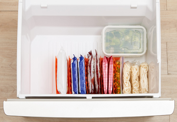 キッチン収納 冷凍庫スタンド 仕切り5枚組 ( 冷蔵庫収納 冷凍庫収納 整理ボックス 整理用品 お片付け キッチン 収納 冷蔵庫 冷凍庫 キッチン用品 キッチン雑貨 収納上手 仕切り板 小物収納 スライド 伸縮 庫内 立てて入れる 5枚 ) 【ホワイト】 ホワイト