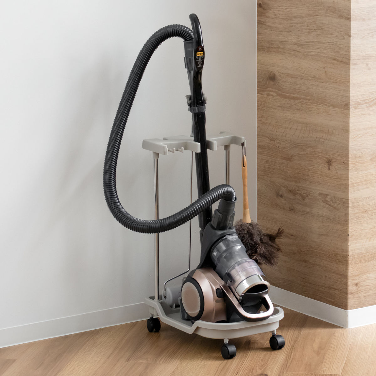 掃除機 収納 掃除機ストッカー （ スタンド 素地道具入れ 掃除機スタンド 押し入れ収納 キャスター付き ベージュ ハンディクリーナー 掃除機フィルター フロアワイパー 片付け 整理整頓 掃除用品 ）