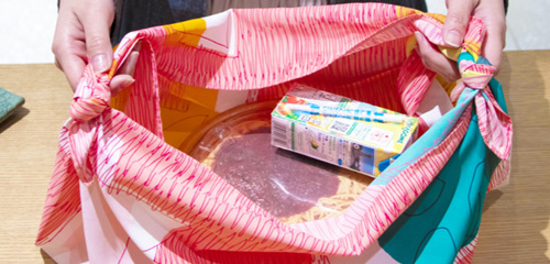 風呂敷を見る