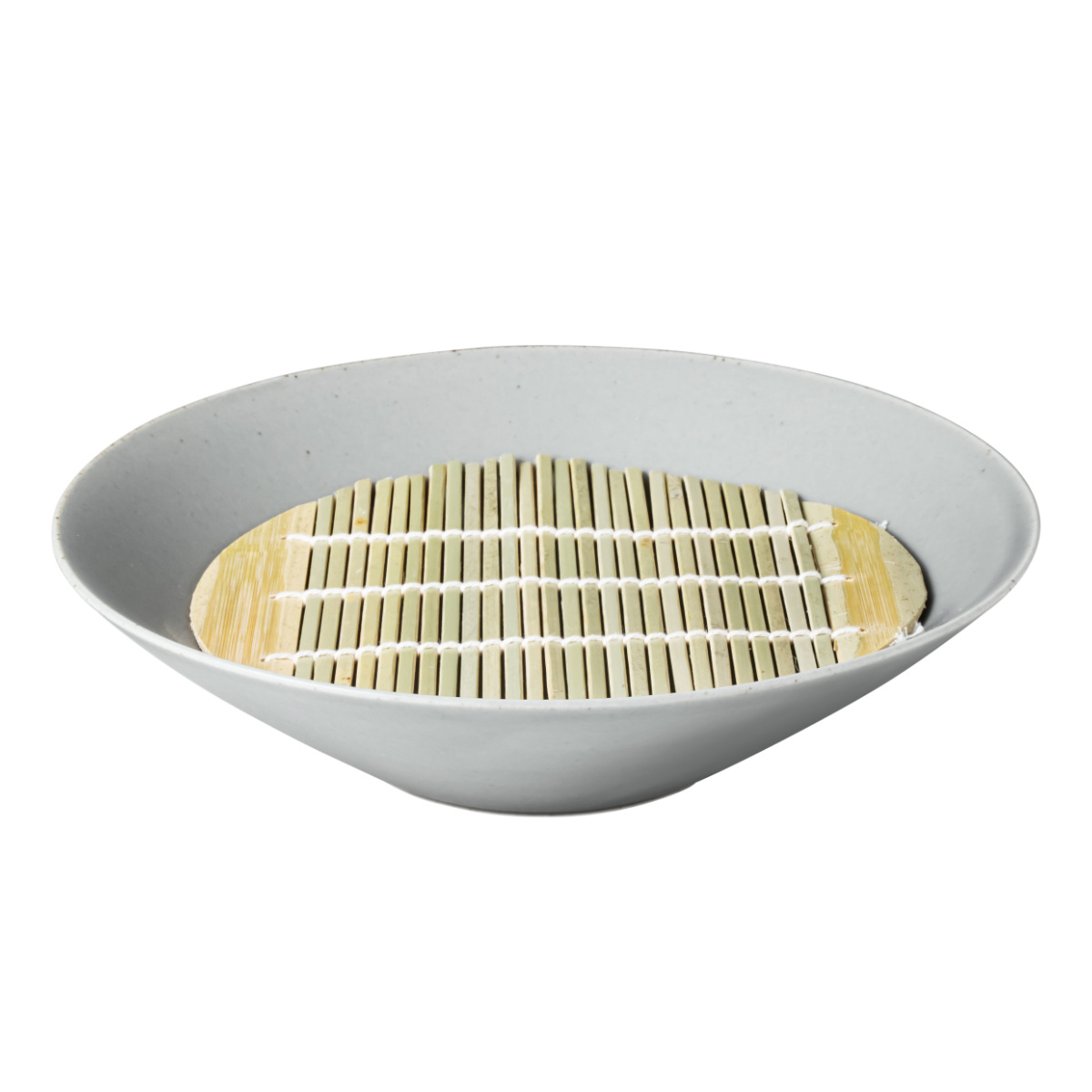 &NE ハレとケ 波佐見焼 そば皿 竹ス付き ( 電子レンジ対応 食洗機対応 磁器 日本製 蕎麦皿 ざるそば うどん 皿 お皿 おしゃれ 蕎麦 そば 天ぷら 深皿 カレー皿 パスタ皿 丸 すのこ付き ) 【鼠】 鼠